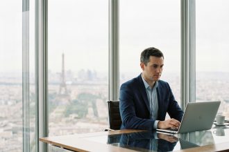 Jeune homme d'affaires en costume dans un bureau parisien