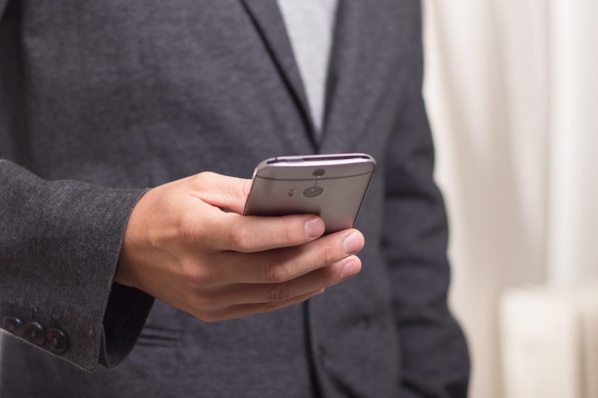 Vérification de la couverture 5G en Martinique sur un smartphone